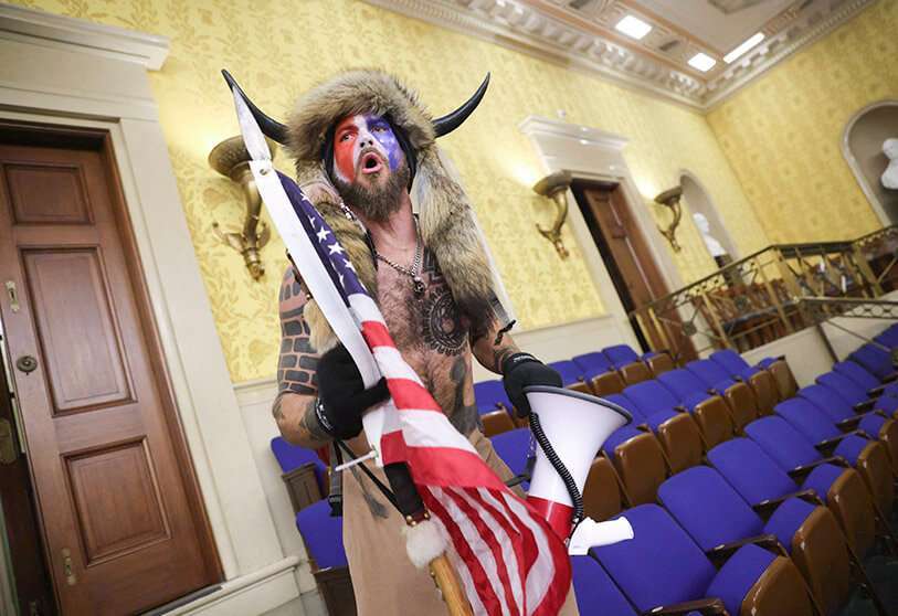 Un manifestante dentro de la Cámara del Senado después de que el Capitolio de EEUU fuera asaltado