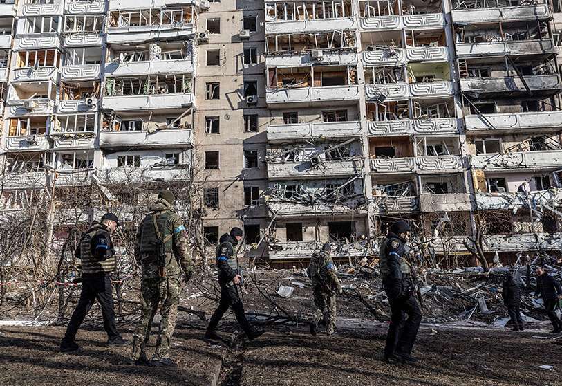REUTERS/MARKO DJURICA - Los militares ucranianos inspeccionan la zona frente a un edificio de apartamentos residenciales después de que fuera alcanzado por los bombardeos mientras continúa la invasión rusa de Ucrania, en Kiev, Ucrania