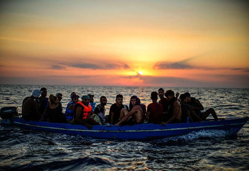 atalayar-barco-bote-mar-mediterráneo-migración-refugiados-tunez-isla-italia