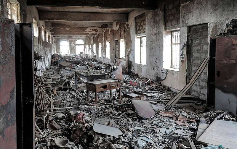 Una imagen muestra la destrucción en una sala que fue alcanzada por un ataque de mortero en 2016, en el Museo Nacional en la tercera ciudad de Yemen, Taez, el 13 de julio de 2020 AFP/ AHMAD AL-BASHA