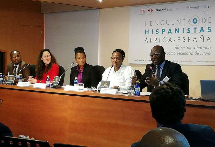 Nicole Ndongala, miembro del Consejo Asesor de Casa África moderando una de las mesas redondas del I Encuentro de Hispanistas África – España