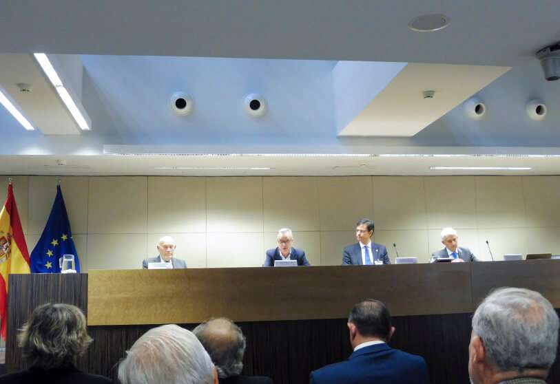 En la mesa de presentación, David Javier Santos, presidente de ADALEDE (segundo por la derecha), ha destacado el papel de la asociación para promover la cultura de ddefensa
