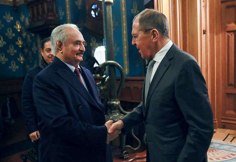 El comandante del Ejército Nacional Libio (LNA) Jalifa Haftar da la mano al ministro ruso de Asuntos Exteriores Sergei Lavrov antes de las conversaciones en Moscú, Rusia, el 13 de enero de 2020
