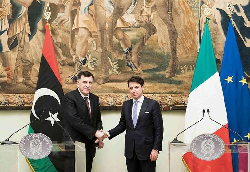 El Presidente del Gobierno de Libia reconocido por la ONU, Sarraj, y el Primer Ministro italiano Giuseppe Conte estrechándose la mano durante una conferencia de prensa conjunta tras su reunión en Roma