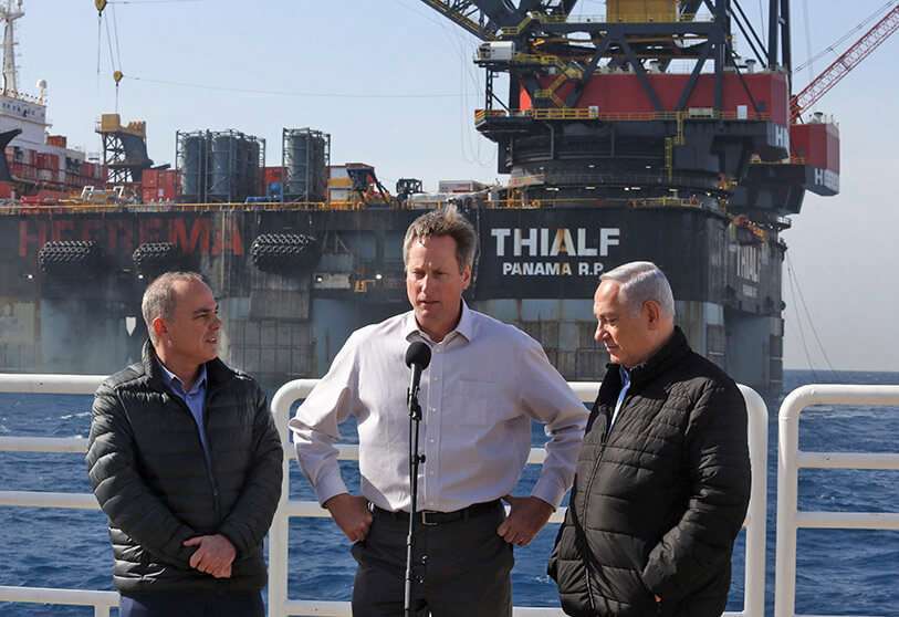 George Hatfield, Vicepresidente de Grandes Proyectos de Noble Energy, habla entre el Primer Ministro israelí Benjamin Netanyahu (R) y el Ministro de Energía Yuval Steinitz (L), durante la inauguración de la recién llegada plataforma de fundación para el yacimiento de gas natural Leviatán