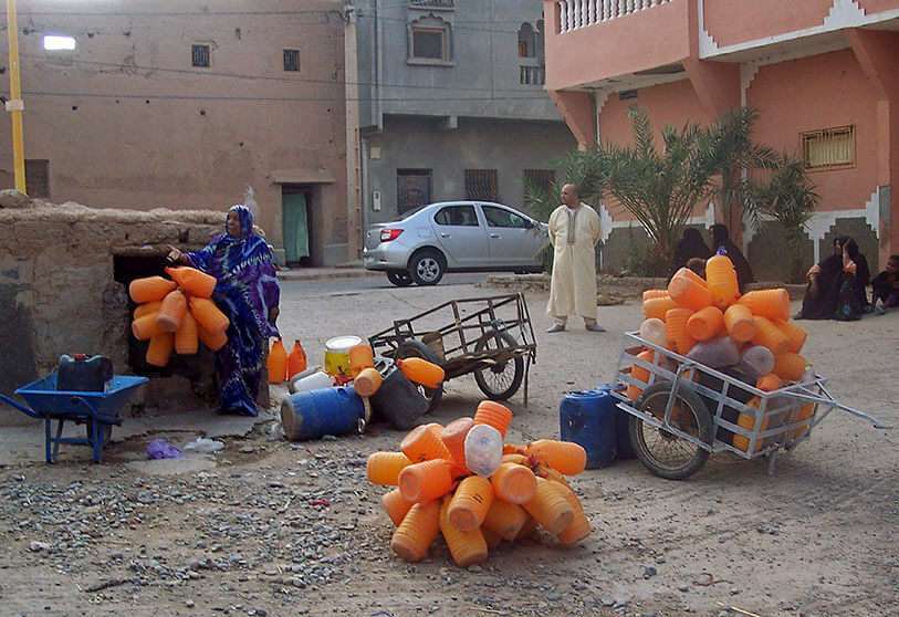 Residentes de la ciudad sureña marroquí de Zagora esperando para llenar los contenedores con agua de un pozo público