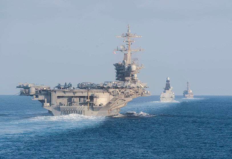 Portaaviones USS Abraham Lincoln y otros navíos estadounidenses por el estrecho de Ormuz  