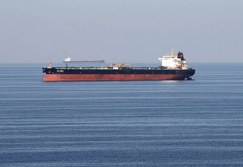 Petroleros pasan por el estrecho de Ormuz
