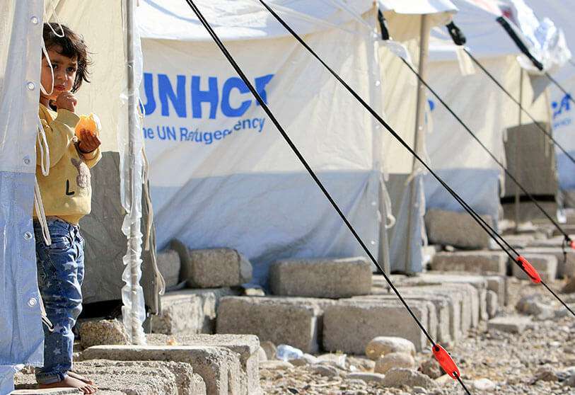 Una niña siria desplazada, que huyó de la violencia después de la ofensiva turca en Siria, observa el campamento de refugiados de Bardarash en las afueras de Dohuk, Irak, el 22 de octubre de 2019