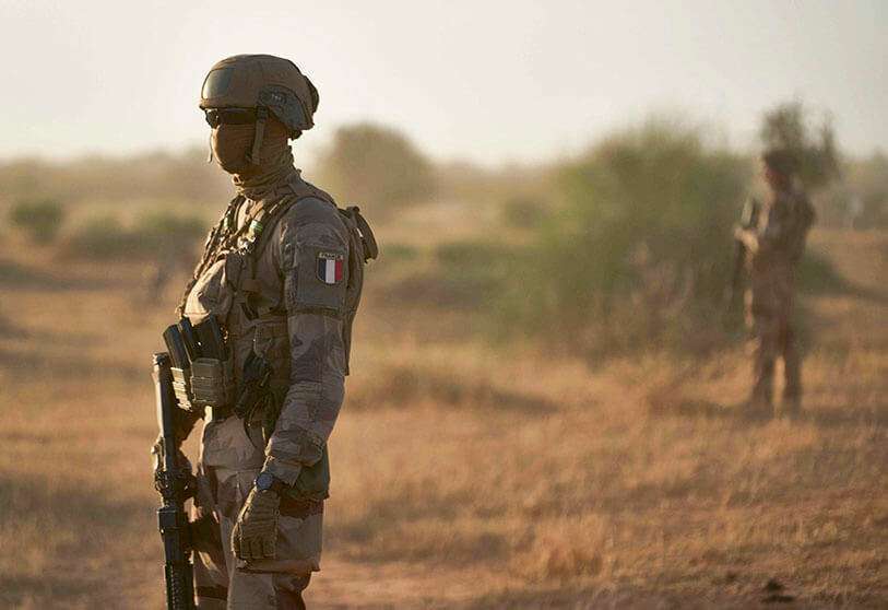 Soldados del ejército francés en el Sahel vigilan una zona rural durante la operación Bourgou IV en el norte de Burkina Faso