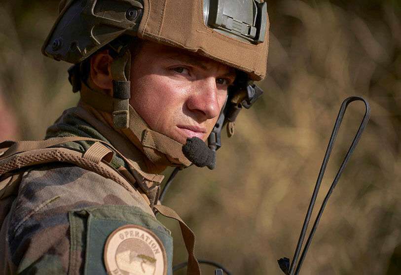 Un soldado del Ejército francés vigila una zona rural durante la operación Bourgou IV. Es la primera vez que el ejército francés, los ejércitos nacionales y la fuerza multinacional del G5 Sahel colaboran oficialmente sobre el terreno