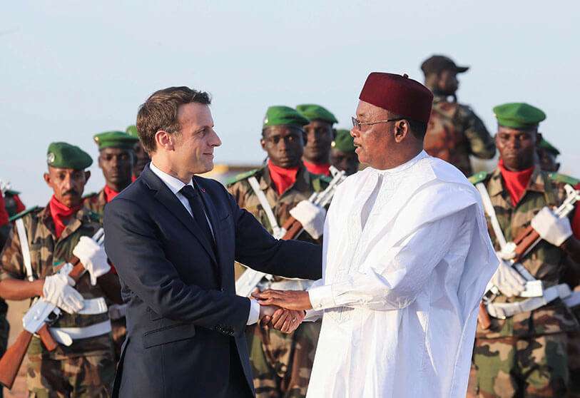 Emmanuel Macron es recibido por el presidente de Níger Mahamadou Issoufou, mientras participan en una ceremonia militar en Niamey, para rendir homenaje a los 71 soldados nigerinos asesinados el 10 de diciembre