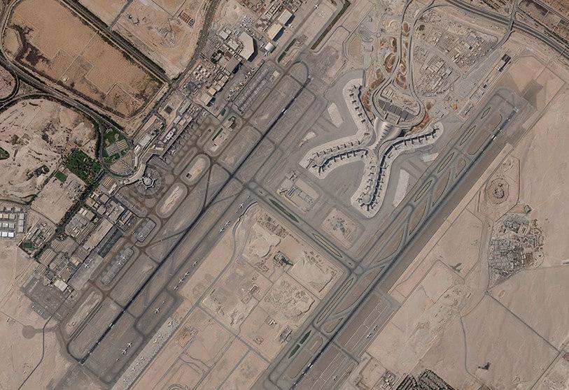PHOTO/Planet Labs PBC via Ap - Un presunto ataque con un dron por parte de los rebeldes hutíes de Yemen que tenía como objetivo una instalación petrolera clave en Abu Dhabi mató a tres personas y provocó otro incendio en el aeropuerto internacional de Abu Dhabi el lunes 17 de enero de 2022