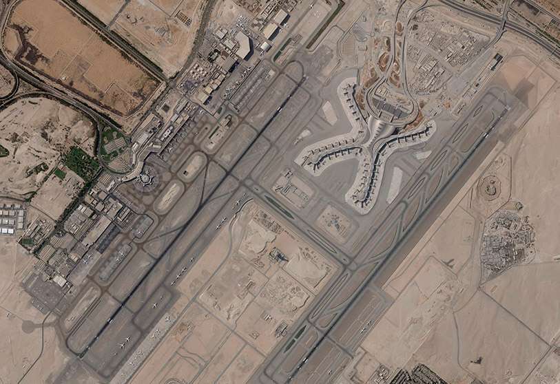 PHOTO/Planet Labs PBC vía Ap  -   Un presunto ataque con un dron por parte de los rebeldes hutíes de Yemen que tenía como objetivo una instalación petrolera clave en Abu Dabi mató a tres personas y provocó otro incendio en el aeropuerto internacional de Abu Dabi el lunes 17 de enero de 2022