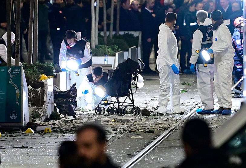 AFP/YASIN AKGUL - Miembros de un equipo forense trabajan después de que una fuerte explosión de origen desconocido sacudiera la concurrida calle comercial de Istiklal en Estambul