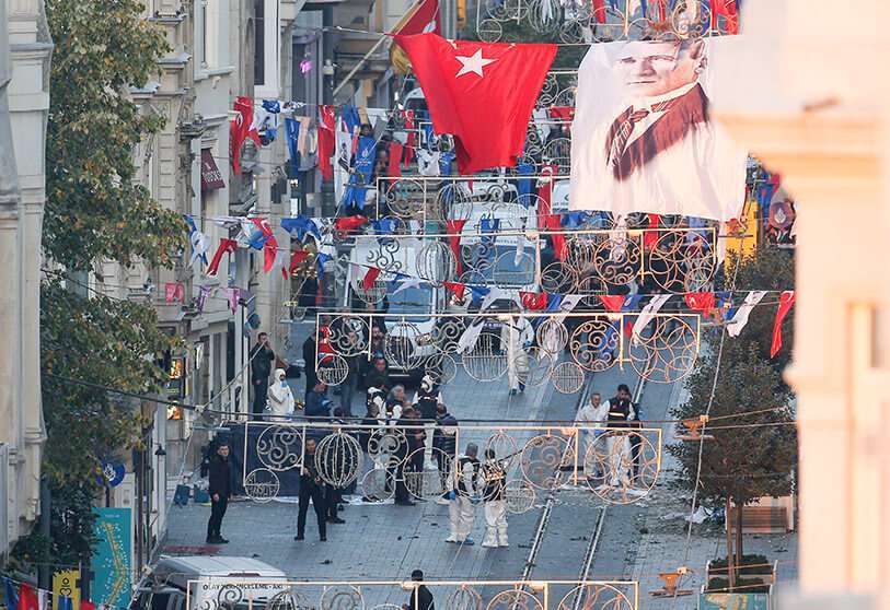 AP/EMRAH GUREL - Seguridad y ambulancias en el lugar de los hechos tras una explosión en la popular avenida peatonal Istiklal de Estambul