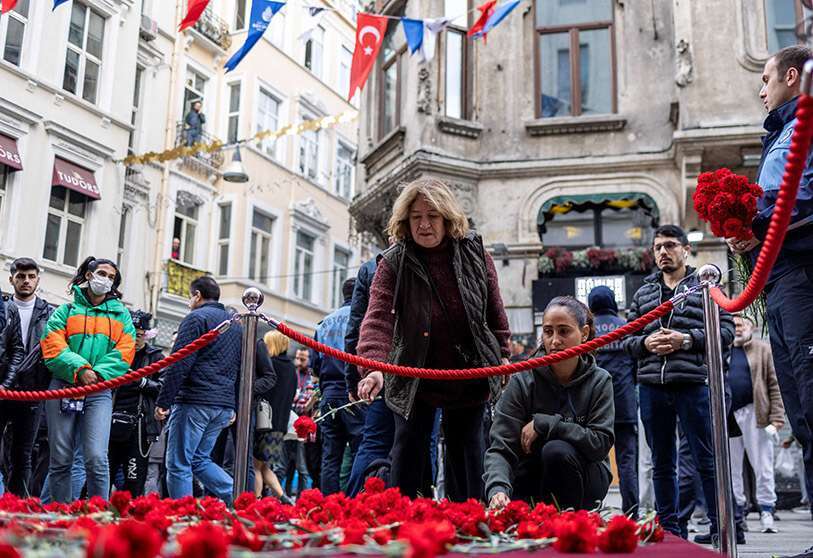 REUTERS/UMIT BEKTAS - Unas personas depositan flores para rendir homenaje a las víctimas de la explosión del domingo que tuvo lugar en la avenida Istiklal, un lugar popular para los compradores y turistas, en Estambul