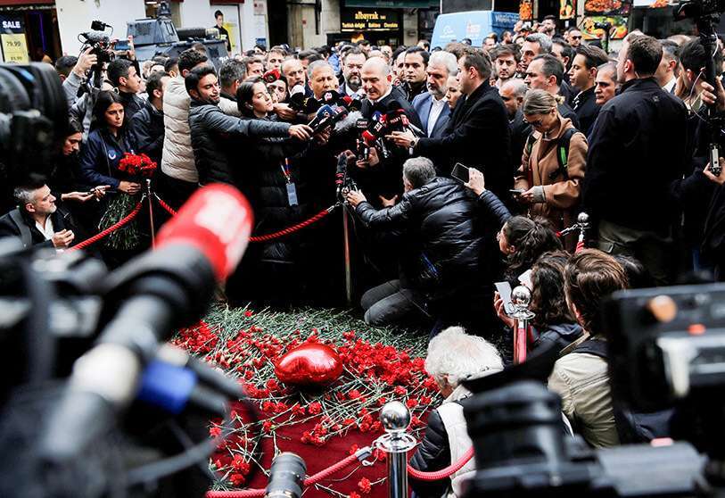 REUTERS/DILARA SENKAYA - El ministro del Interior, Suleyman Soylu, habla con los periodistas mientras visita el lugar de una explosión en la avenida Istiklal, un lugar popular para los compradores y los turistas, en Estambul