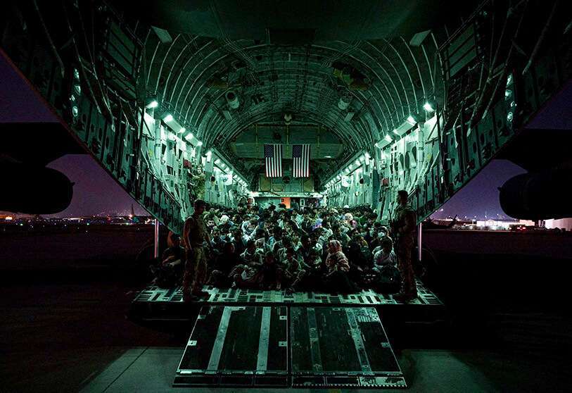 Evacuados cualificados a bordo de un avión C-17 Globemaster III de la Fuerza Aérea de los Estados Unidos en apoyo de la evacuación de Afganistán en el Aeropuerto Internacional Hamid Karzai, Kabul, Afganistán, 21 de agosto de 2021 AFP PHOTO / Taylor Crul / US Air Force