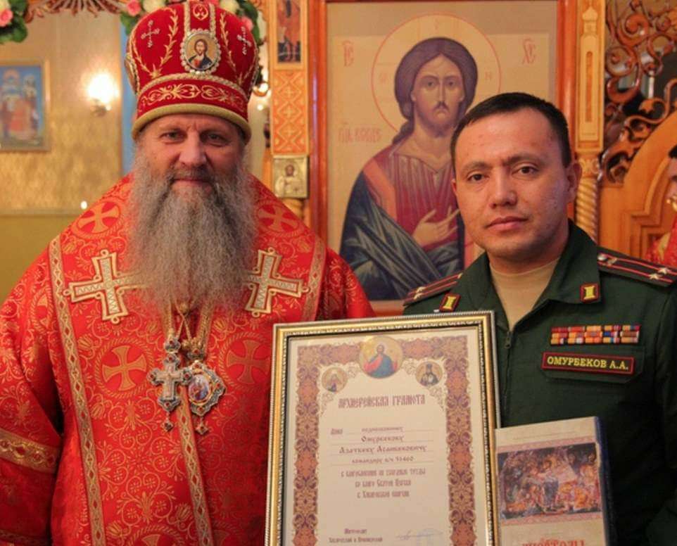 PHOTO/ARCHIVO - El teniente coronel Azatbek Omurbekov fue bendecido por un sacerdote ortodoxo en noviembre del año pasado antes de su despliegue en Ucrania
