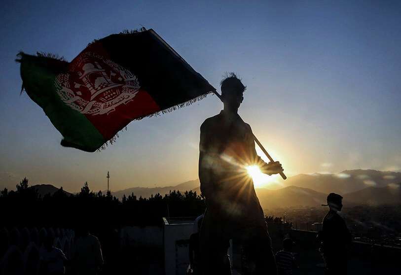 AP/RAFIQ MAQBOOL - Un hombre agita una bandera afgana durante las celebraciones del Día de la Independencia en Kabul, Afganistán