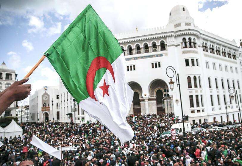 bandera-argelia-manifestacion