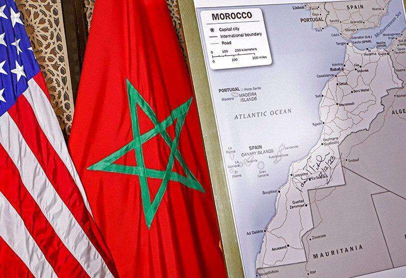 PHOTO/AFP - Las banderas de Estados Unidos y Marruecos junto a un mapa de Marruecos autorizado por el Departamento de Estado norteamericano