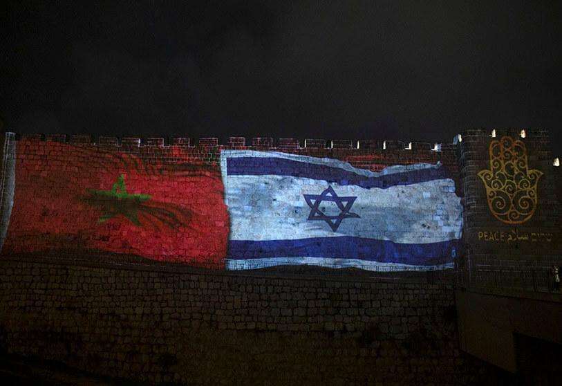 Las banderas nacionales de Israel y Marruecos se proyectan en las murallas de la Ciudad Vieja de Jerusalén