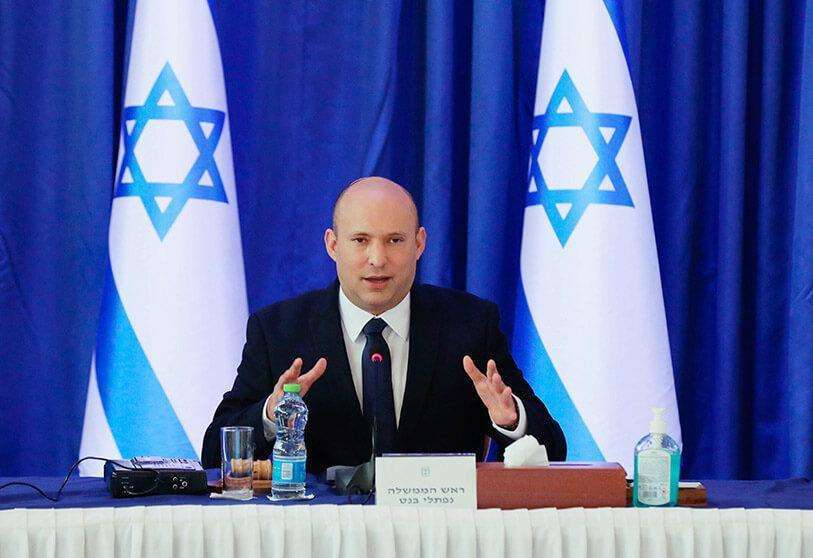 PHOTO/ABIR SULTAN via AP - El primer ministro israelí Naftali Bennett asiste a una reunión del gabinete en la oficina del Ministerio de Asuntos Exteriores en Jerusalén el sábado 11 de septiembre de 2021