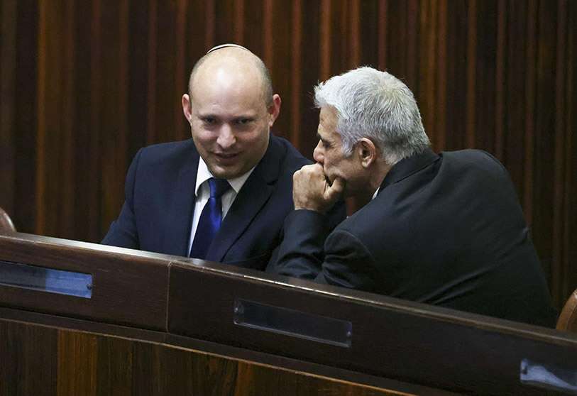 PHOTO/AP - El líder del partido Yamina, Naftali Bennett, a la izquierda, mientras habla con el líder del partido Yesh Atid, Yair Lapid