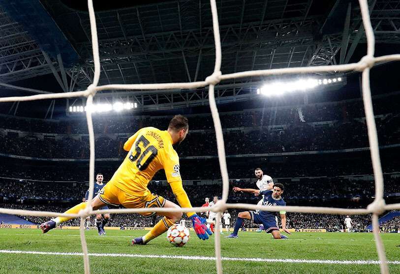 Karim Benzema, del Real Madrid, marca su primer gol ante Gianluigi Donnarumma, del París Saint Germain
