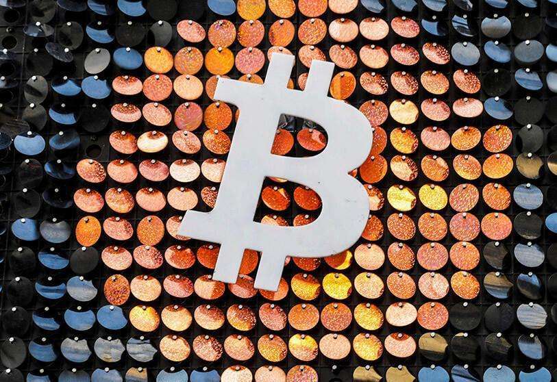 REUTERS/ERIC GAILLARD - Logotipo de la moneda digital Bitcoin se ve en una tienda en Marsella, Francia