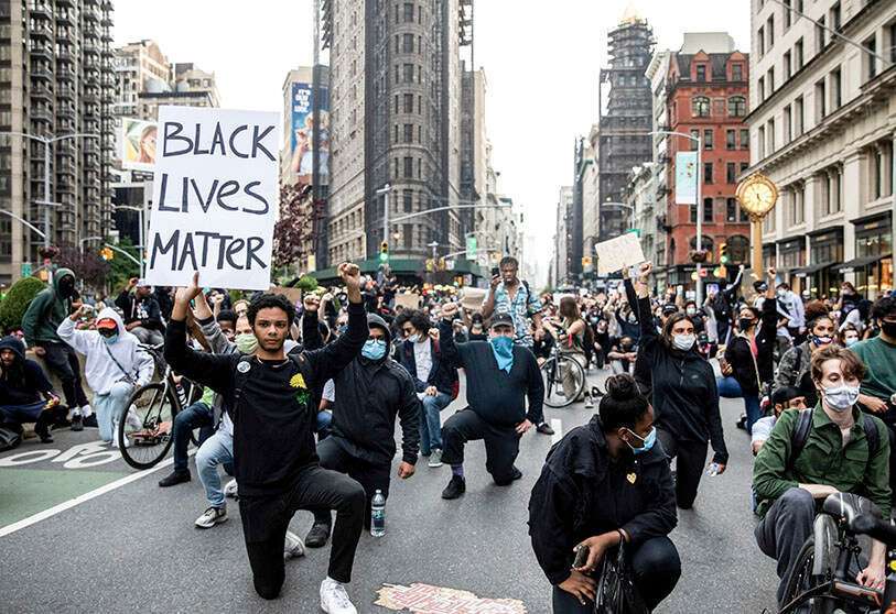 REUTERS/JEENAH MOON - Los manifestantes guardan un momento de silencio durante una manifestación contra la muerte de George Floyd bajo custodia policial en Minneapolis, en el distrito de Manhattan de la ciudad de Nueva York, EE.UU., el 1 de junio de 2020 