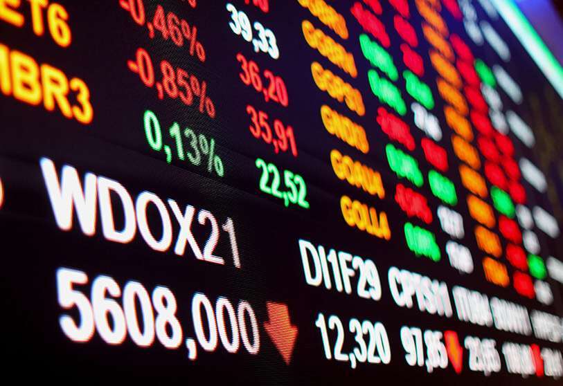 Le taux de change et les récentes fluctuations des indices boursiers sont affichés sur un tableau électronique à l'étage de la bourse brésilienne B3, à Sao Paulo