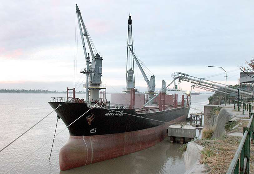 Un cargo est chargé de blé au terminal 3 de Rosario, dans la province de Santa Fe, en Argentine
