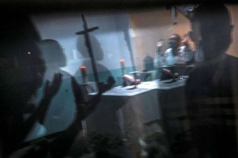 Misa en la parroquia de San Carlos Lwanga de Mahate, uno de los barrios donde viven muchas de las familias desplazadas por el auge del yihadismo en Mozambique