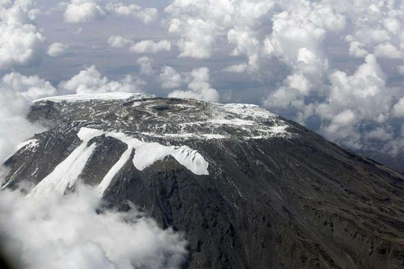 Vista aérea del hielo que se está derritiendo en la cima del Monte Kilimanjaro