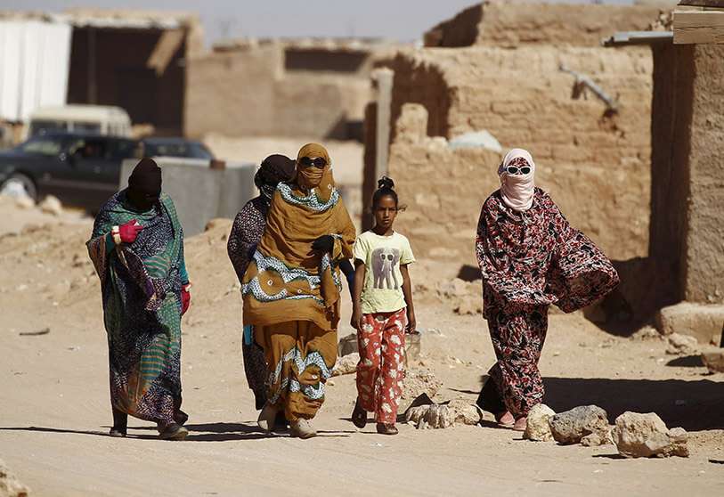 REUTERS/ZOHRA BENSEMRA  - Mujeres saharauis caminan por el campamento de refugiados del desierto de Al Smara en Tinduf, al sur de Argelia