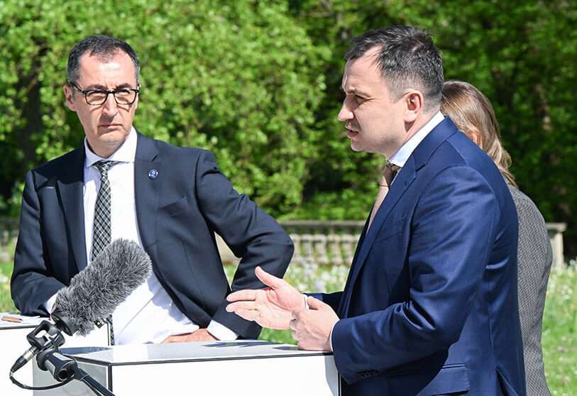 Cem Özdemir, a la izquierda, Ministro Federal de Alimentación y Agricultura de Alemania y Mykola Solskyj, Ministro de Agricultura de Ucrania, hacen una declaración en la reunión de ministros de agricultura del G7 en el Castillo de Hohenheim, Stuttgart, Alemania, el viernes 13 de mayo de 2022 PHOTO/AP