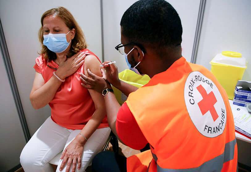 Un trabajador médico administra una dosis de la vacuna "Comirnaty" Pfizer-BioNTech COVID-19 REUTERS/SARAH MEYSSONNIER