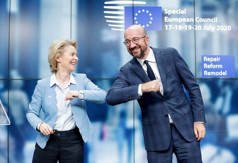 El presidente del Consejo Europeo, Charles Michel, y la presidenta de la Comisión Europea, Úrsula Von Der Leyen, se dan un codazo al final de una conferencia de prensa