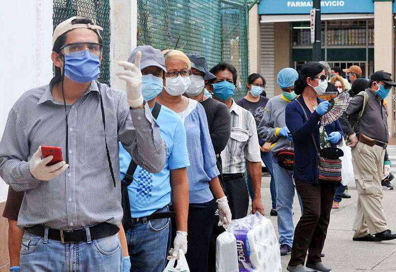 La gente hace cola frente a una farmacia en el centro de Guayaquil, Ecuador, el 15 de abril de 2020, durante la pandemia
