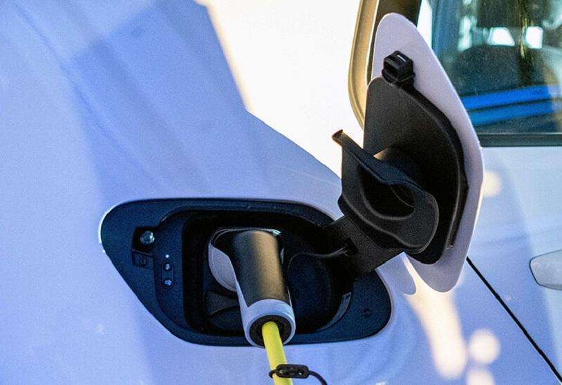 REUTERS/JEAN BIZIMANA - Coche eléctrico