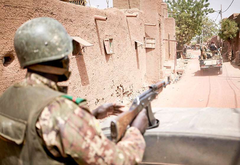 Tropas del Ejército maliense patrullan la antigua ciudad de Djenne en el centro de Mali el 28 de febrero de 2020