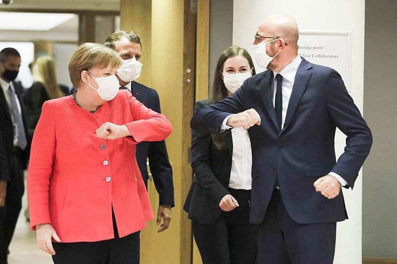 El presidente del Consejo Europeo, Charles Michel, saluda a la canciller alemana Angela Merkel en Bruselas