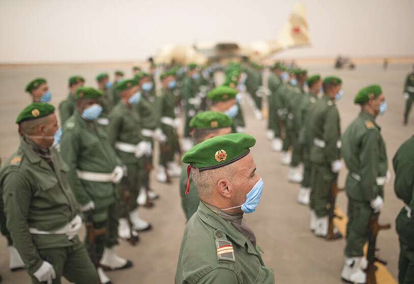 Soldados marroquíes hacen guardia durante una recepción como parte del ejercicio militar African Lion en el complejo Grier Labouihi, en el sur de Marruecos