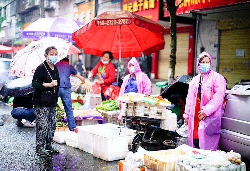 REUTERS/ALY SONG - Marché de rue à Wuhan, la ville chinoise la plus touchée par l'épidémie de COVID-19 dans la province de Hubei.