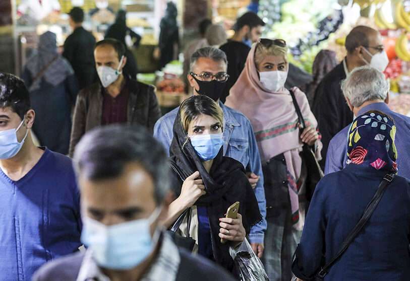 Imagen de personas con máscaras faciales de protección para ayudar a prevenir la propagación del coronavirus en el bazar tradicional de Tajrish en el norte de Teherán, Irán