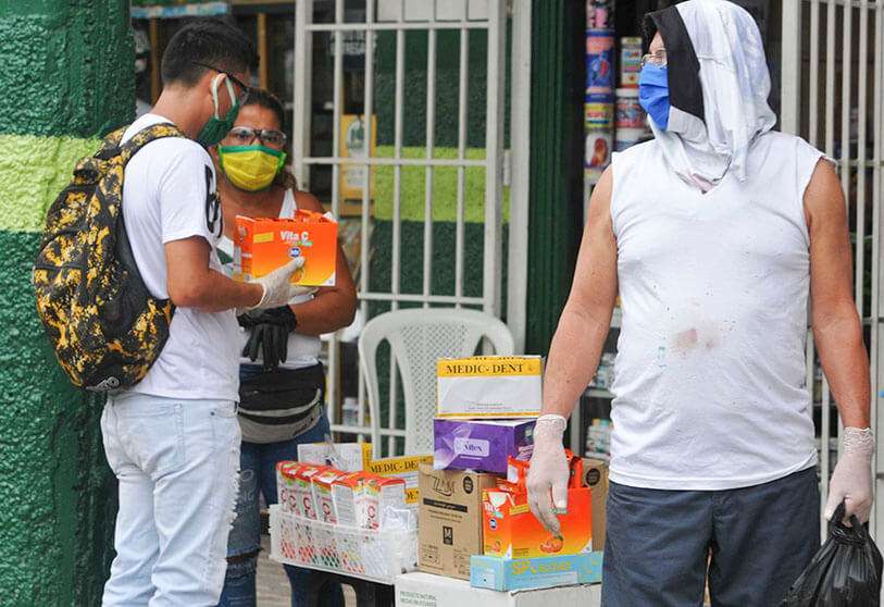 Venta de productos sanitarios en Guayaquil (Ecuador), una de las ciudades más afectadas por la COVID-19 de América Latina