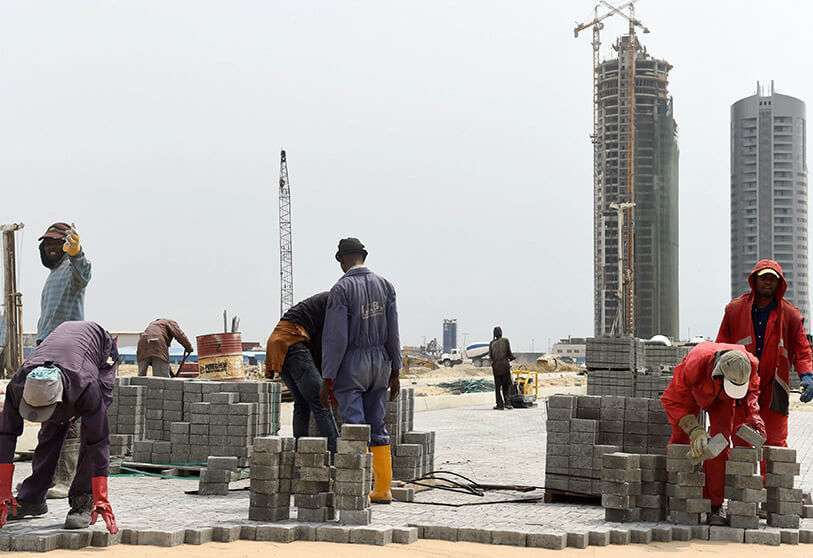 Trabajadores colocan baldosas entrelazadas para construir una carretera en Eko Atlantic City, Lagos, el 22 de noviembre de 2016